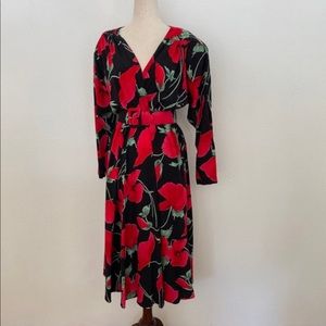 1980s red roses rayon dress. Belted. V bodice. Sexy vintage dress. Floral belted